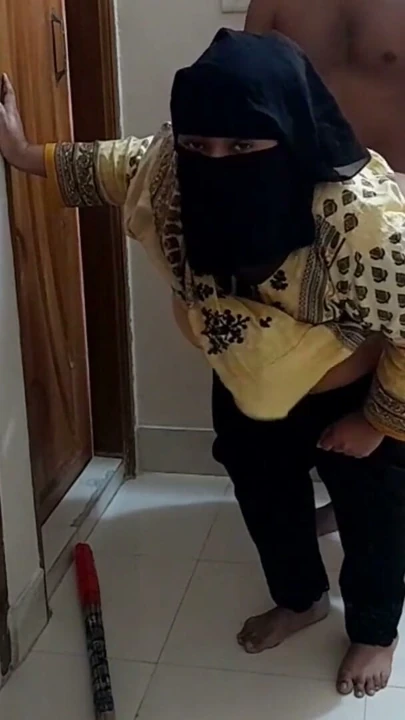 Ek chor ghar mein aya aur saf evli kadın ko kutte ke tarah choda jabardast (eve geldi ve ev hanımı domaltarak sikiliyor) | Klip 2