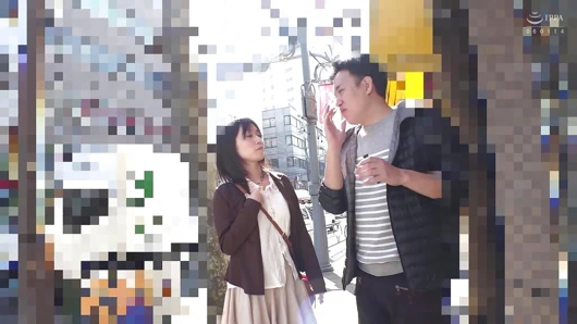 M612g03 İlişki hakkında anketle işbirliği yapan genç evli kadın biraz hüsrana uğradı