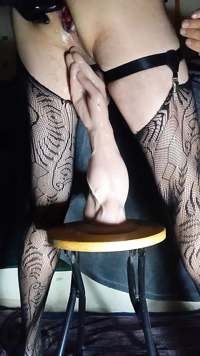 Anal yıkım, yumruklama ve ayak dildo. Gülümü açıyorum