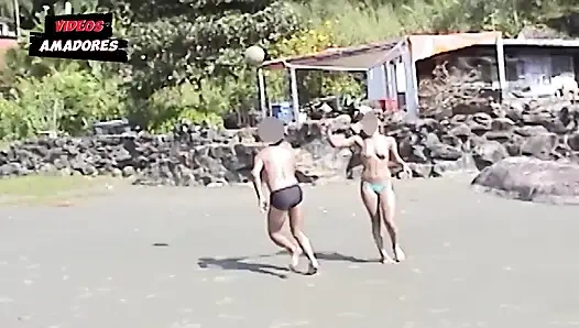 Ateşli kızlar ıssız bir plajda kıyafetlerini çıkarıyor