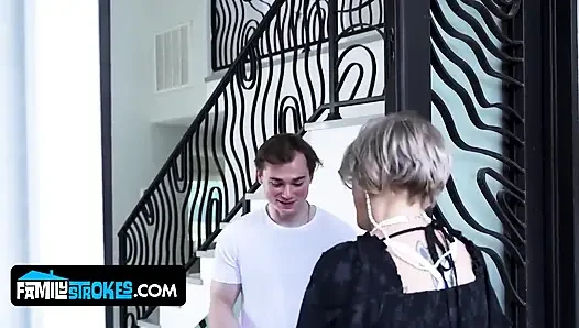 Büyük memeli olgun sarışın sonunda yıllardır hayalini kurduğu çifte doldurmayı alıyor