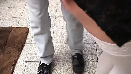Seksi çoraplı kızıl saçlı amatör olgun götten sikişmeyi seviyor