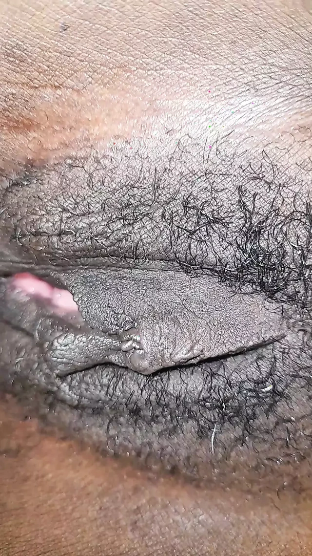 Domuzun karnında sperm, sikimi sokmaktan bıktıktan sonra onu ayaklarıyla siktim