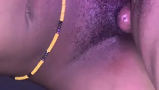 Seksi ateşli Afrikalı azgın genç kız emiyor, sulu amcığı sert yarağa sürtüyor ve bakış açısıyla sikişiyor