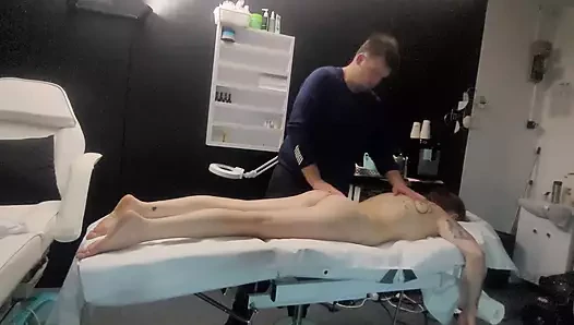 Masör seksi karısının vücuduna yağ sürtüyor. Amcığını sikmeye karar verdi, sonra boşalana kadar götünü sikmeye başladı