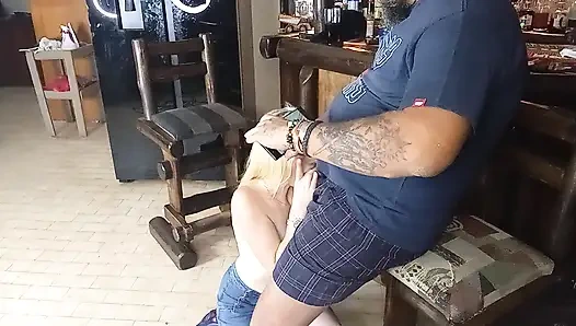 Erkek arkadaşı ve en iyi arkadaşı tarafından yüzü sikiliyor