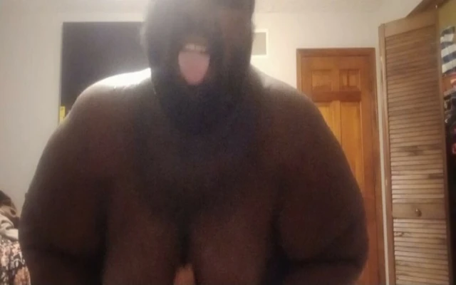 Yatak odasında bir erkek olarak çıplakken yapay penis ile göğüsler işime sahip olmamın derlemesi