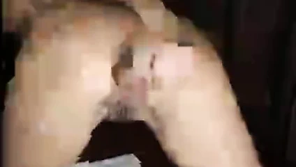 Kız derinden yumruklar ve sikikleri ona şaşkın göt