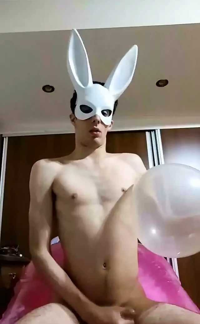 Bunny looner yayında mastürbasyon yaparken şişme pembe sandalyesini ve büyük net bir balonu patlatıyor