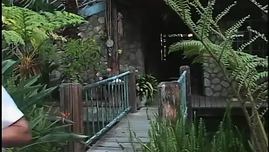 Kamuoyunda göğüslerini emiyor ve onu dizlerinin üstüne çökertiyor, sonra onu sikiyor