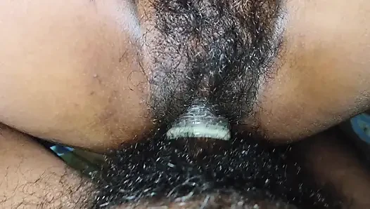 Hintli ateşli kadın erkek arkadaşıyla romantik bir şekilde yüz yüze oturma videosu
