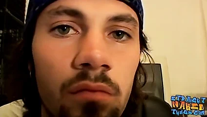 Thuggish heteroseksüel çeker dışarı onun horoz için bir solo wanking