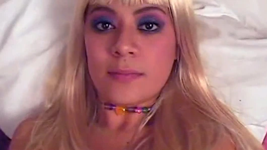 Azgın bir kız küçük yarağına takıntılı