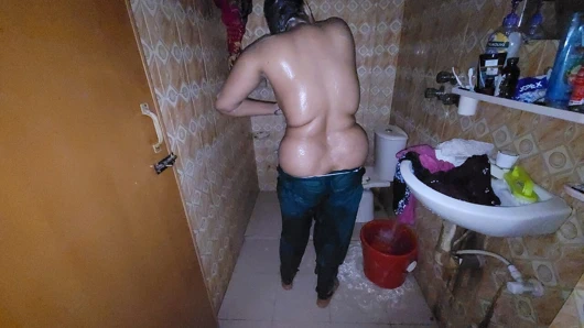 Banyoda tek başına banyo yapmak çok eğlenceli.