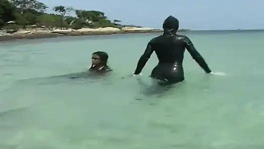 Zenci bebekle okyanusta yüzüyor