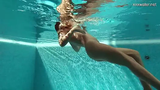 Olla oglaebina aka vyvan tepesi su altında çıplak