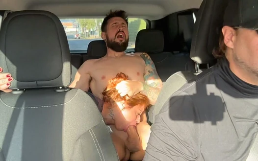 Trafikte Uber Arabasında Çift Seks - Kızıl Saçlı Sperm İçiyor Ve ağzından Damlatıyor