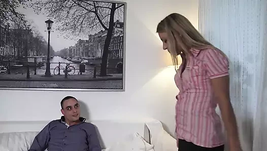 Prenses Nikki ateşli bir ayakla muamele çekiyor!