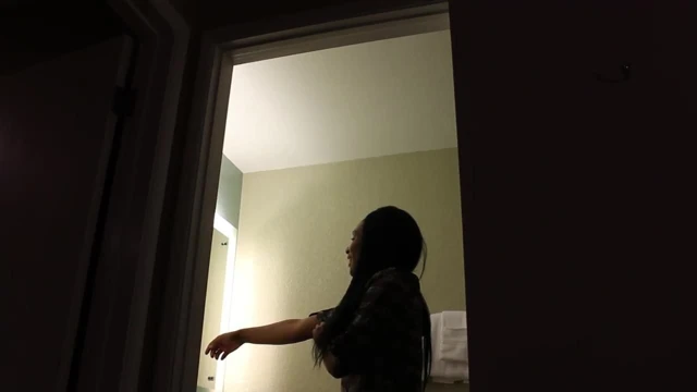 Seksi siyah kız solucan canavar tarafından canlı canlı yemiş