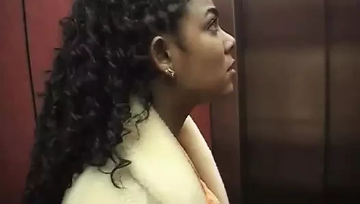 Güzel kıvırcık kafa savunmasız yakalandı ve baştan çıkarıldı