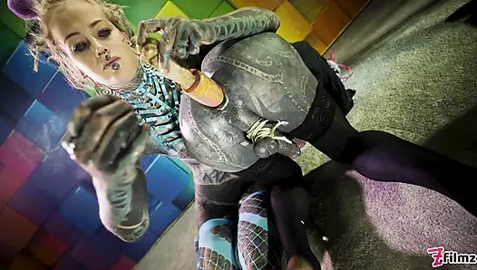 Büyük dövmeli trans Lily Lu anal yumrukla sikiliyor