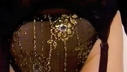 Sekreterin siyah takım elbisesi ve dantelli külotu