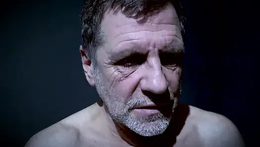 Seksi dövmeli orta yaşlı seksi kadın ve küçük doğal memeli aşk üçgeni götünü dolduruyor