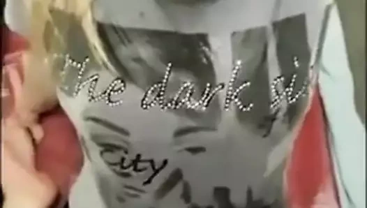 Kız baskılı giysiler giydiği için işedi