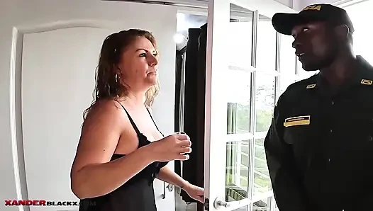 Rubia latina milf recibe la polla de una enorme policía bbc en el culo