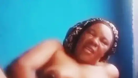 Her gün mastürbasyon yapan Ve yüklemem için bana videolar gönderen Afrikalı üvey anne