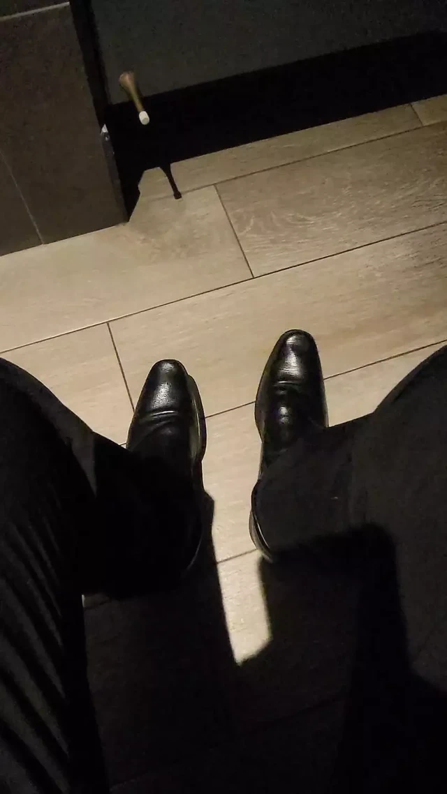 Spor salonu duşu, elbise alıyorum, çorap giyiyorum ve ayakkabı giyiyorum