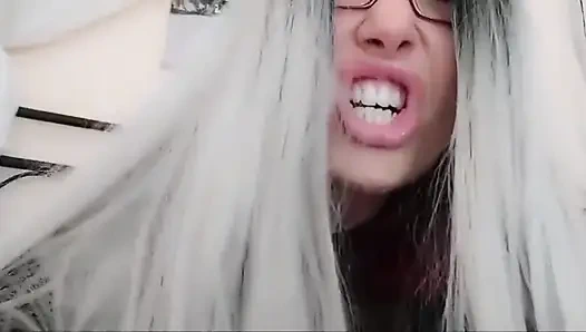 Пасынок! Перестаньте смотреть на меня, пока я на кровати