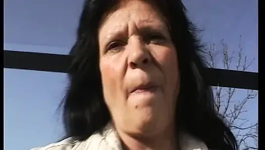 Çirkin koyu saçlı Alman genç erkek avcısı tek başına