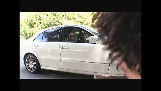 İki sarışınla sikişiyor