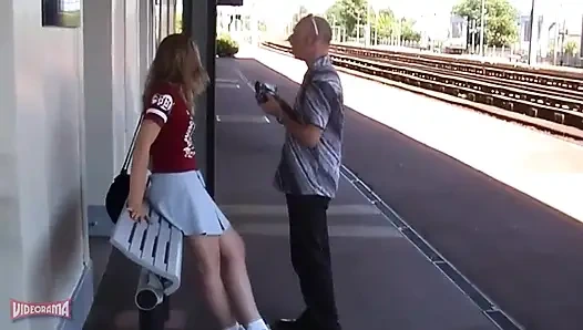 Sevimli Fransız kadın tren istasyonuna yaklaştı ve ormanı kemirdi