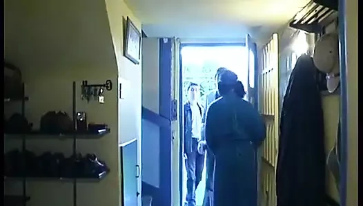 Güzel genç öğrenci esmer sert analiz ediliyor ve üçlü grup sekste dölleniyor