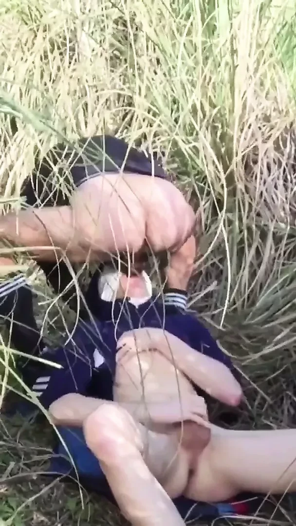 Брутальный секс на улице в любительском видео