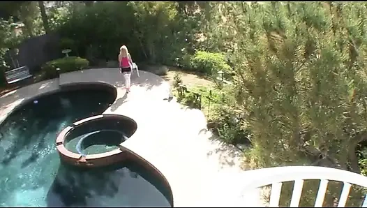 Ateşli genç sarışın sıska bir adamdan büyük ve sağlam bir yarak alıyor