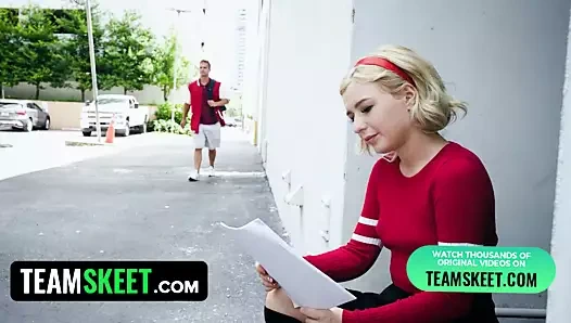 Güzel sarışın genç cadı onun bf üzerinde bir büyü koyar ve onu kedi sıcak Creampie alır