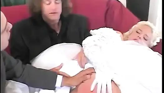 Sarışın orta yaşlı seksi kadın düğün gününde iki adamla sikişiyor