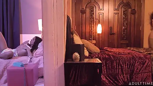 Yetişkin Zamanı - MILF Shay Üvey kızı Maya Woulfe'nin adını inlediğini duydu! Wet Symphony'ye katılır