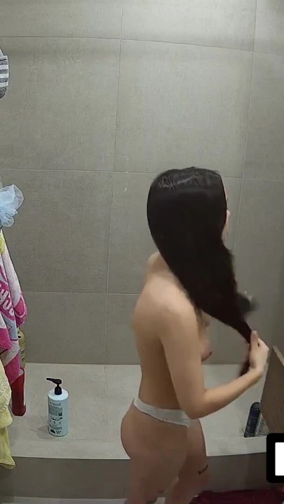 LUUV. Grossy web kamerasında dişlerini üstsüz ve bikinili fırçalıyor | Klip 2