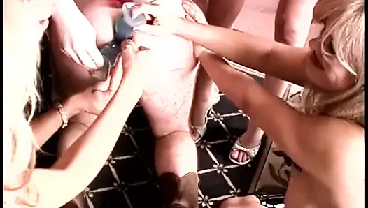 Bomba gibi orta yaşlı seksi kadınlar kölelerini takma yarakla sikiyor