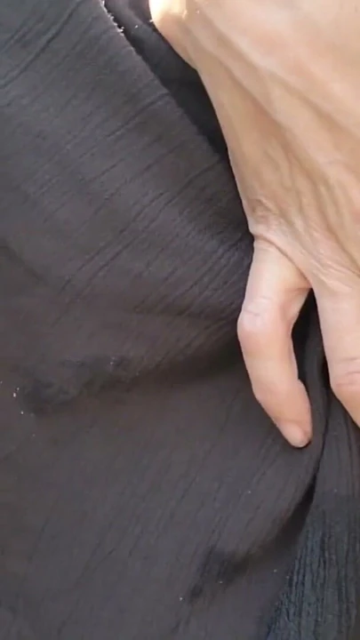 Yakın çekim seksi amatör orta yaşlı seksi kadın Munichgold kıllı kelebek amcığını açıyor ve seksi ns fışkırtarak senin için işiyor | Klip 2