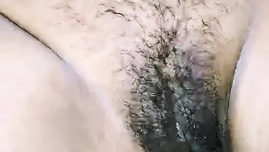 Elini karısının amına soktu ve amcığı patladı.
