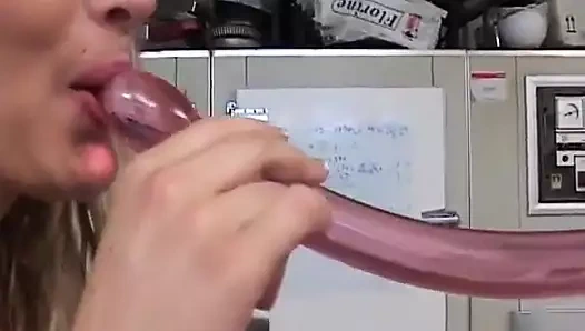 İki ateşli kız mutfakta dildolarla oynuyor