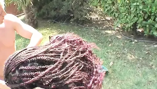 Fransa'dan iki harika sürtük arka bahçede sert bir yarağı paylaşıyor