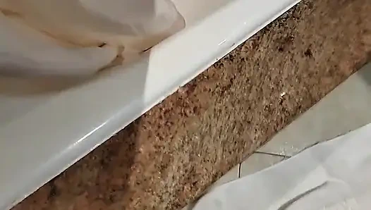 Otel odasında genç üvey kız kardeşimi izle. Beni yakaladılar ve duşta bana elle muamele çektiler