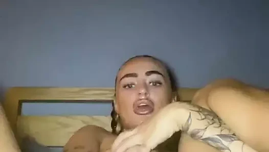 Tombul İskoç sürtük kendini sert parmaklıyor