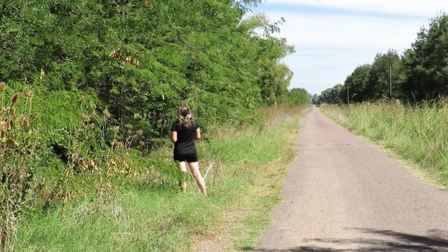 Patricia yaz güneşinin altında soyunuyor